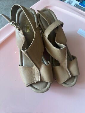 Kenneth Cole reaction size 7.5 wedges good condition